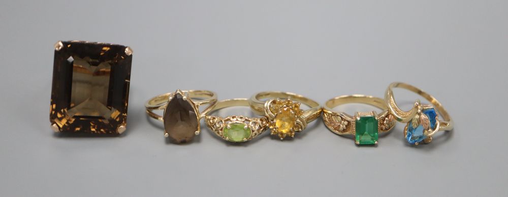 Five assorted 9ct gold dress rings, and a 14k gold dress ring